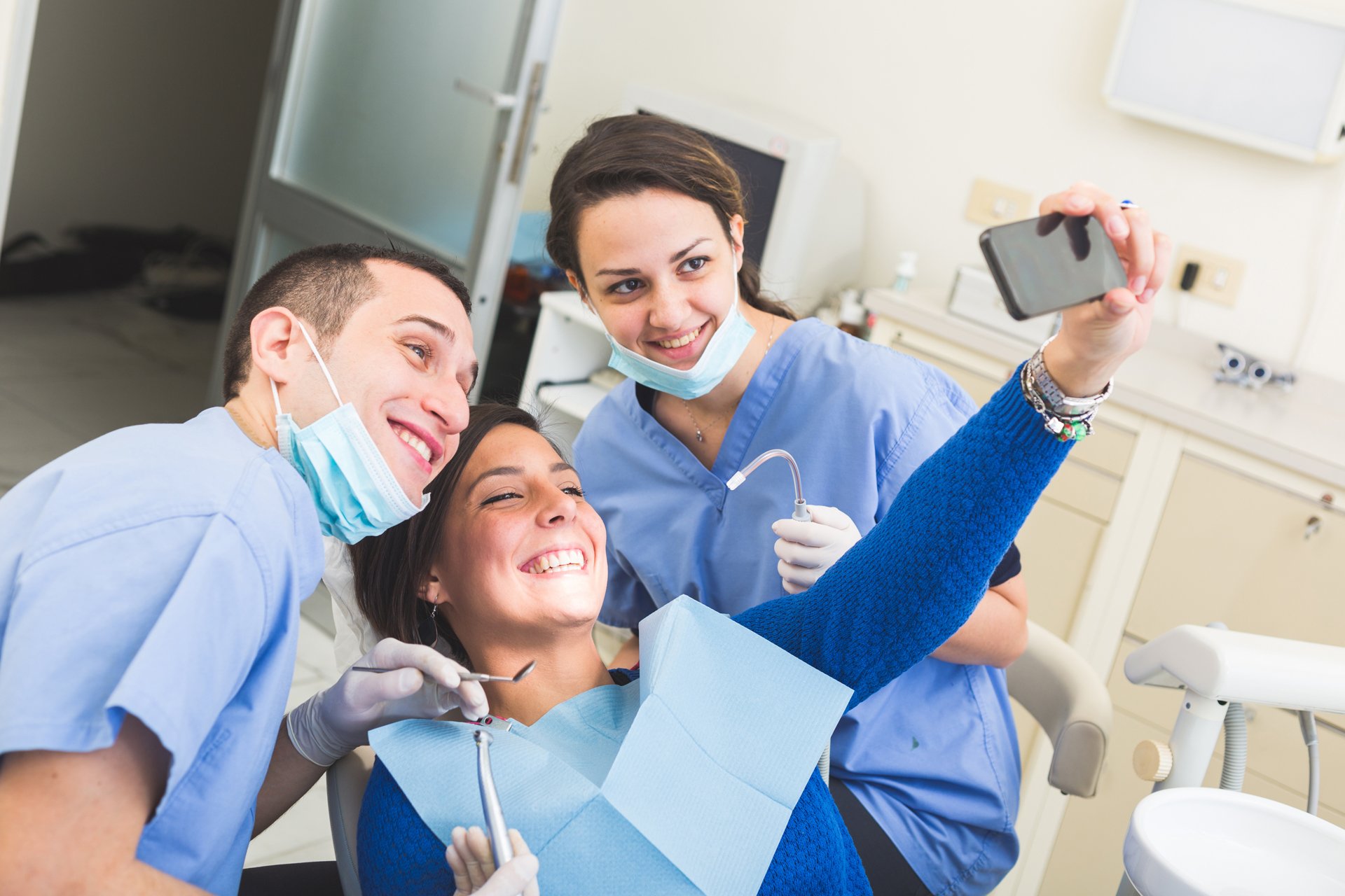 Стоматология практика врачи. Стоматолог. Стоматолог и пациент. Сайт стоматологии. Зубной врач.